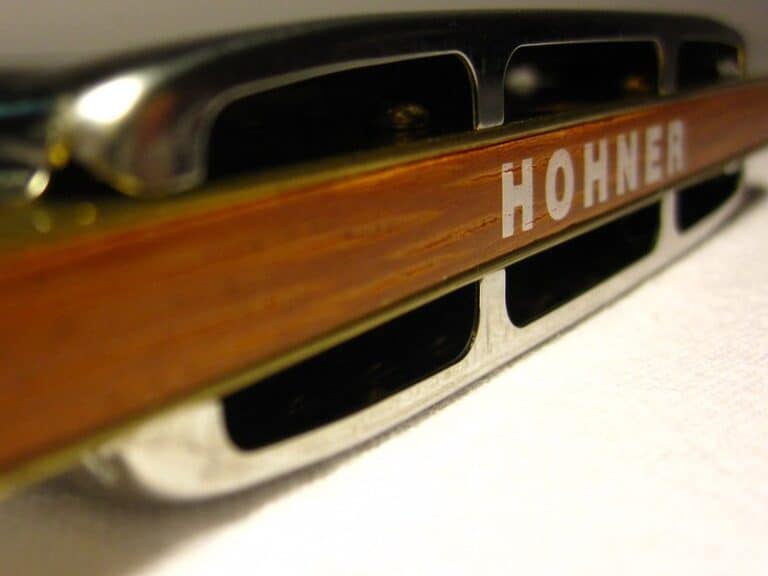 Best Blues Harmonica: 8 Harps for Beginners and Experienced Performers